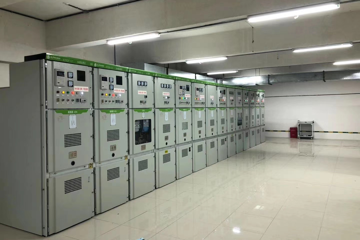 凱里市友莊南路十二號大院配電房設備安裝順利完成