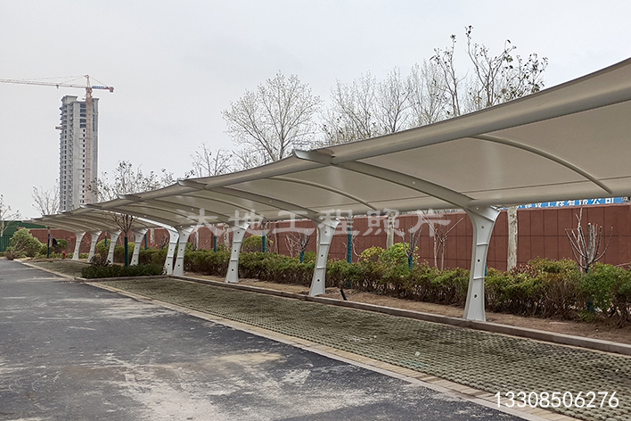 2023年7月15日，山東菏澤希望小學(xué)電動(dòng)車(chē)充電車(chē)棚順利竣工