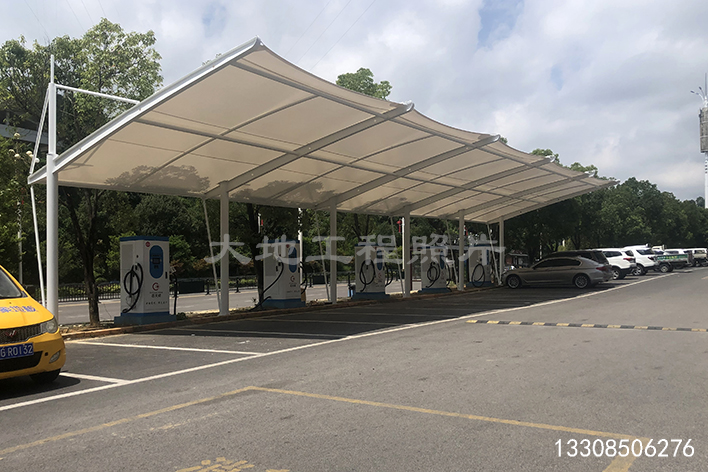 2023年8月5日，貴州關(guān)嶺商貿(mào)城汽車充電站車棚順利竣工