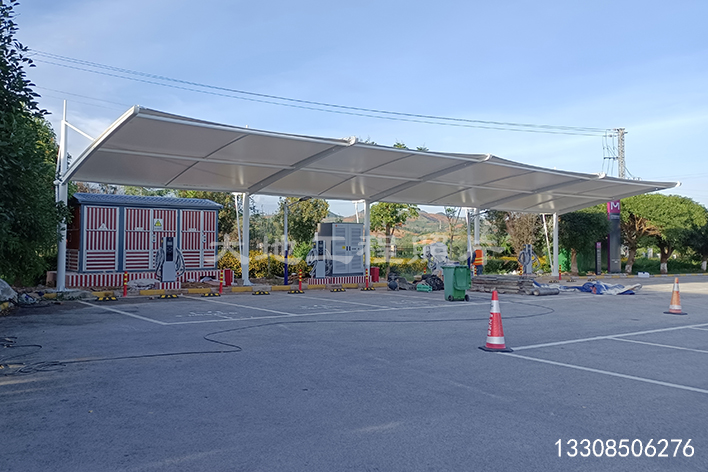2023年8月12日，云南文山服務(wù)區(qū)充電站車棚順利竣工