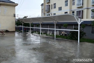 貴州省關(guān)嶺縣崗烏電動自行車充電車棚順利竣工