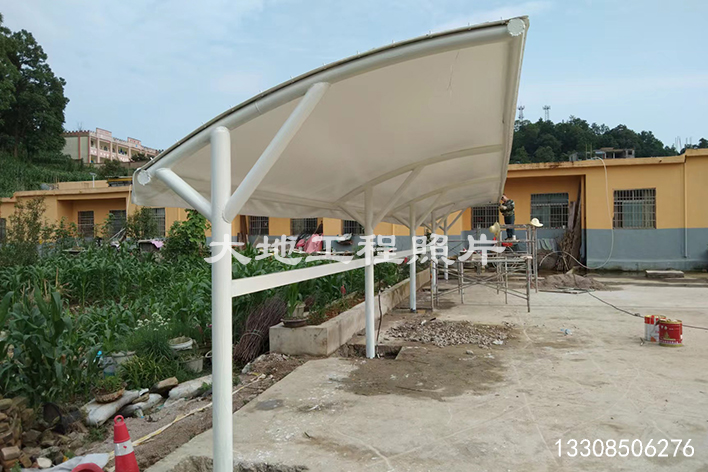 2023年9月10日，貴州省關(guān)嶺縣扒子電動車充電車棚順利竣工